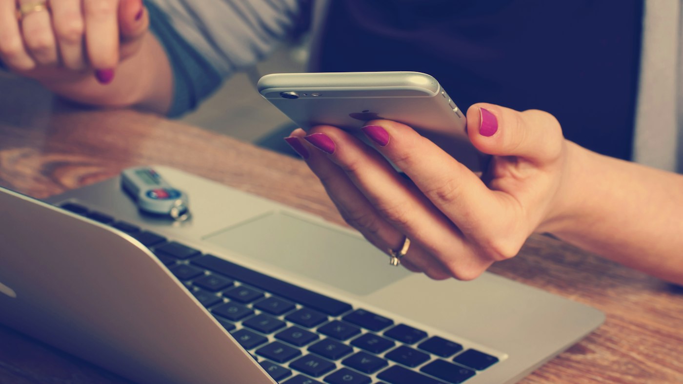 Klassisches Festnetztelefon neben Smartphone auf einem Tisch, symbolisch für die Frage nach der Festnetz-Flat