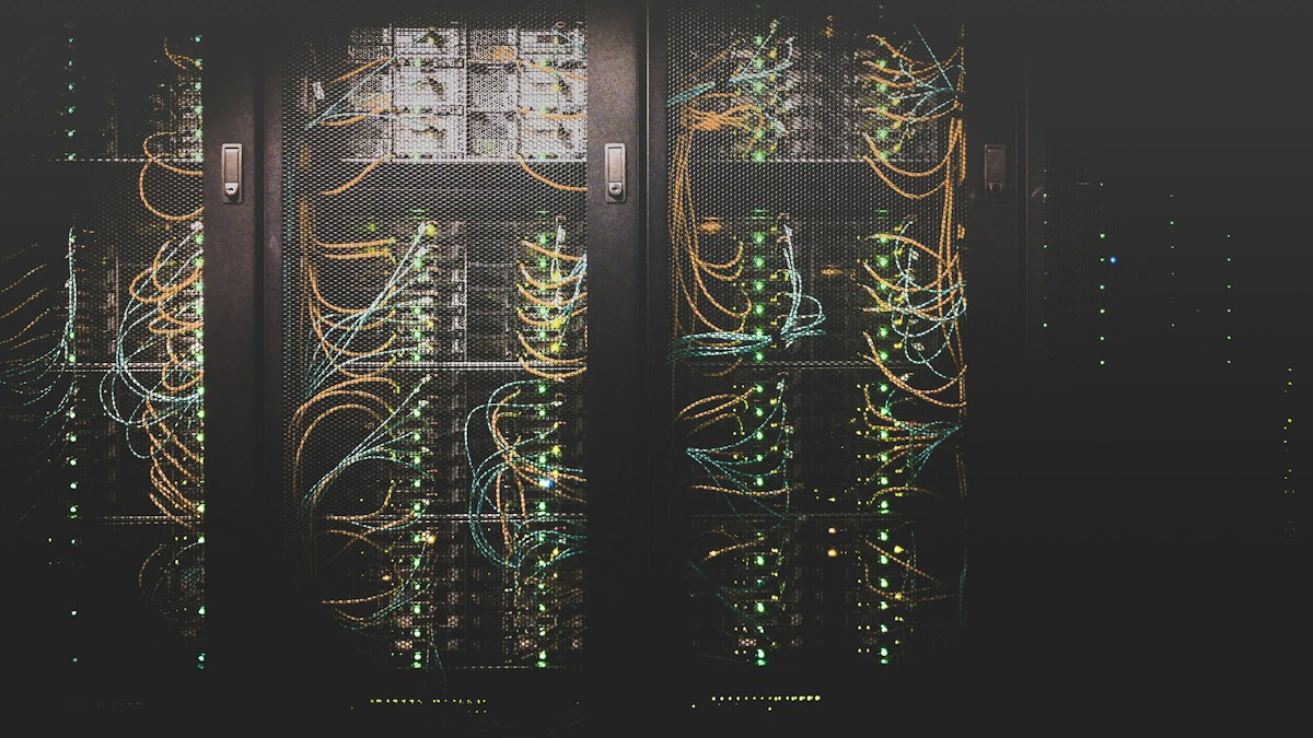 Dünne Glasfaserkabel mit leuchtenden Enden, die Daten als Lichtsignale übertragen
