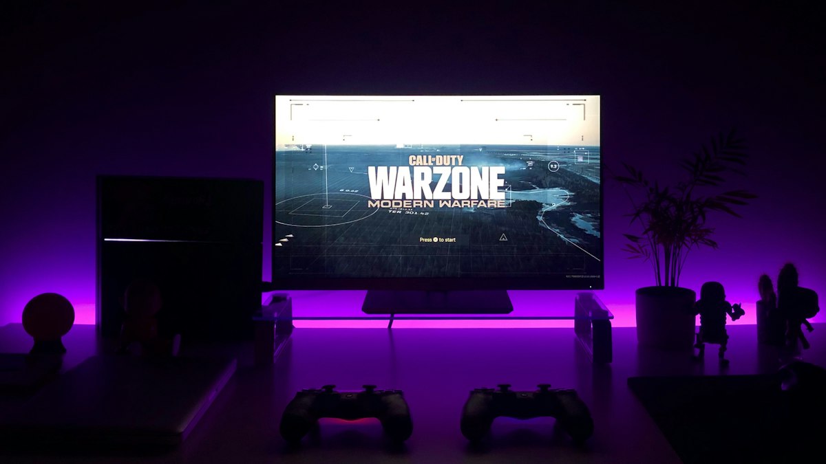Gaming-Headset auf einem Schreibtisch neben Tastatur und Maus