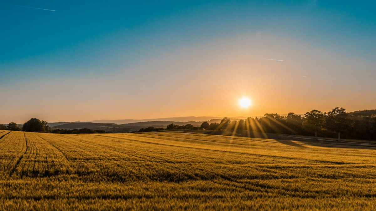 Ländliche Landschaft mit einzelnem Haus, in der oft kein schnelles Festnetz verfügbar ist