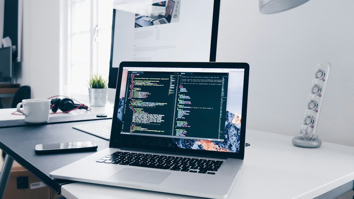 Arbeitsplatz im Homeoffice mit Laptop und Headset für Videokonferenzen