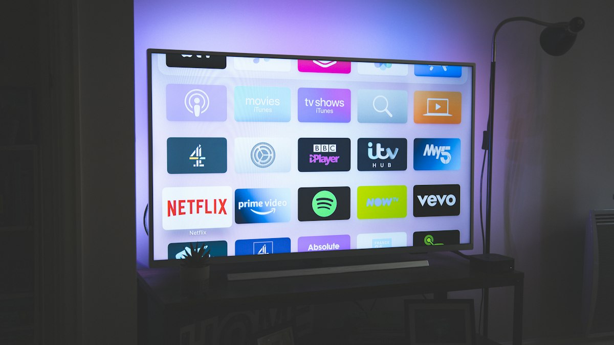 Gemütliches Wohnzimmer mit großem Fernseher und Sofa für Fernsehen über den Internetanschluss