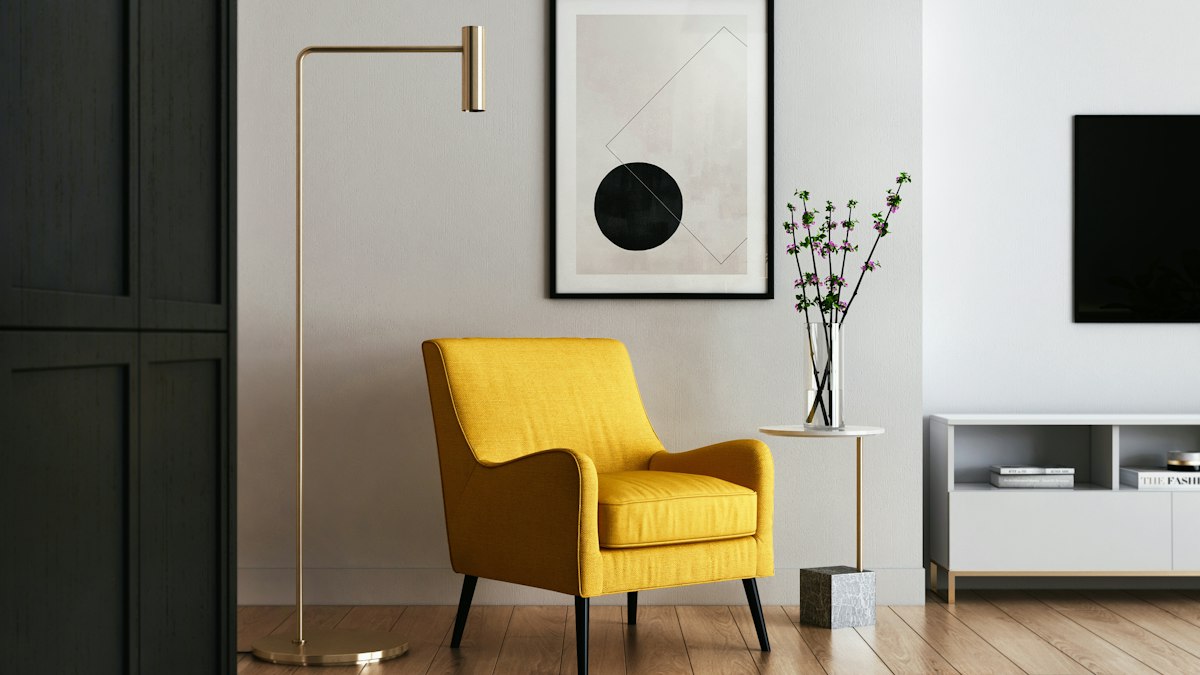 Gemütliches Wohnzimmer mit Sofa, in dem ein stabiles WLAN für Streaming und Arbeiten gebraucht wird